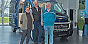 Familie Leon aus Berlin vor ihrem neuen la strada Avanti M mit Marco Lange, geschäftsführender Gesellschafter der la strada Fahrzeugbau GmBH (Mitte). 