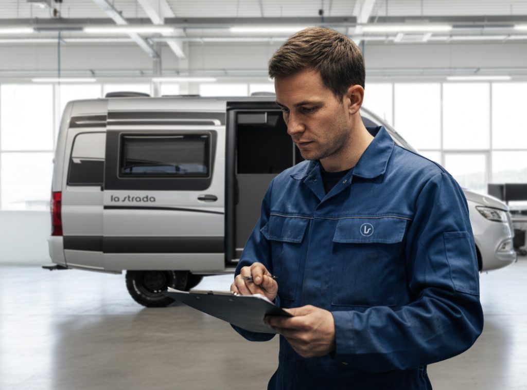 Mitarbeiter der la strada Fahrzeugbau Werkstatt in Echzell beim Qualitätscheck